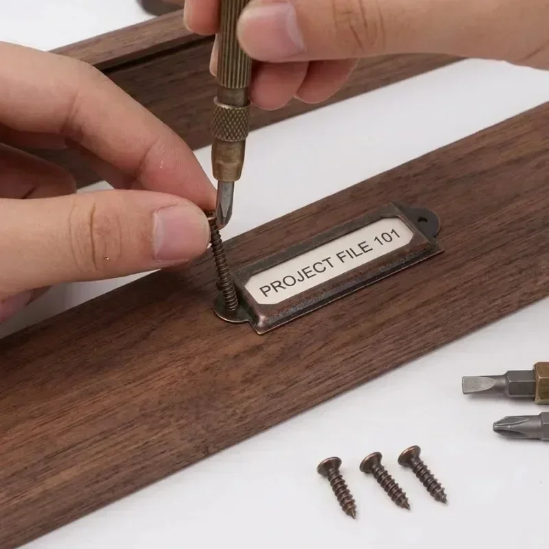 Metallischer Vintage-Etiketten – Furniture Hardware Names Bewertung und Preis